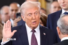 Ông Donald Trump tuyên thệ nhậm chức tại Tòa nhà Quốc hội ở Washington DC., chính thức trở thành Tổng thống thứ 47 của Mỹ. (Ảnh: REUTERS/TTXVN)