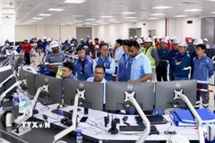 Lãnh đạo PV Power cùng các kỹ sư chính thức vận hành Nhà máy điện Nhơn Trạch 3 hòa lưới điện quốc gia. (Ảnh: TTXVN phát)