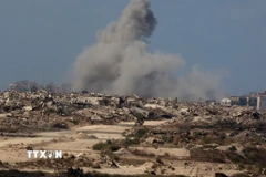 Khói bốc lên sau cuộc không kích của Israel tại Gaza. (Ảnh: THX/TTXVN)
