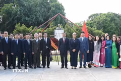 Cộng đồng người Việt tại Cuba dâng hoa tại tượng đài Chủ tịch Hồ Chí Minh ở thủ đô La Habana. (Ảnh: Việt Hùng/TTXVN)