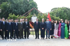 Cộng đồng người Việt tại Cuba dâng hoa tại tượng đài Chủ tịch Hồ Chí Minh ở thủ đô La Habana. (Ảnh: Việt Hùng/TTXVN)