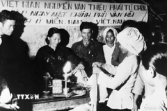 Phối hợp với du kích, bất chấp sự kìm kẹp của quân ngụy, đồng bào ấp chiến lược ở Lào Táo (Trung Hòa, Củ Chi) nổi dậy, phá ấp, đốt cờ ngụy. (Ảnh: TTXVN)