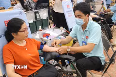 Đông đảo đoàn viên, người lao động Thành phố Hồ Chí Minh tham gia hiến máu tình nguyện sau lễ phát động. (Ảnh: Thanh Vũ/TTXVN)