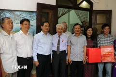 Phó Thủ tướng Bùi Thanh Sơn chụp ảnh cùng gia đình ông Nguyễn Văn Tiên (sinh năm 1926, trú phường Thuận Hoá), nguyên Trưởng phòng Kế toán Ngân hàng Thừa Thiên, Chánh thanh tra Ngân hàng Bình Trị Thiên. (Ảnh: Văn Dũng/TTXVN)