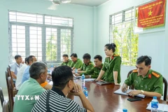 Phòng Cảnh sát điều tra tội phạm về tham nhũng kinh tế, buôn lậu, môi trường Công an tỉnh Tây Ninh làm việc và trao Quyết định xử phạt cho đại diện Công ty Trách nhiệm hữu hạn KORNBEST Việt Nam. (Ảnh: TTXVN phát)