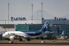 Máy bay của hãng hàng không Latam tại sân bay quốc tế Santiago, Chile. (Ảnh: AFP/ TTXVN)