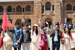 Đoàn đại biểu đại diện học sinh, sinh viên Việt Nam tham gia lễ rước cờ tại Ngày Sinh viên Quốc tế của Đại học Pretoria. (Ảnh: Hồng Minh/TTXVN)