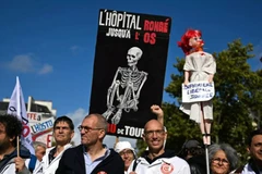 Các nhân viên y tế tham gia một cuộc tuần hành hồi năm 2025. (Ảnh: AFP)