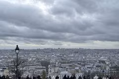 Toàn cảnh Paris được ngắm trọn vẹn từ trên đỉnh Nhà thờ Sacré-Coeur, là điểm đặc sắc thu hút hàng nghìn du khách mỗi ngày tới tham quan. (Ảnh: Ngọc Hiệp/TTXVN)