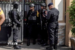 Cảnh sát gác bên ngoài trường học ở Jakarta, Indonesia sau vụ nổ, ngày 7/11/2025. (Ảnh: THX/TTXVN)