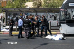 Lực lượng chức năng phong tỏa hiện trường vụ xả súng ở ngã tư Ramot trên đường Yigal Yadin, phía Đông thành phố Jerusalem, ngày 8/9/2025. (Ảnh: Anadolu Agency/TTXVN)