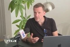 Ông David Grunewald, giảng viên Đại học Tự do Brussels (ULB), trả lời phỏng vấn phóng viên TTXVN tại Brussels. (Ảnh: Duy Tùng/TTXVN)