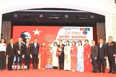 Đại diện chính quyền sở tại, Lãnh sự đoàn và Ban Chấp hành Hiệp hội người Việt tại Macau tại lễ kỷ niệm. (Ảnh: Xuân Vịnh/TTXVN)