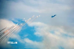 Màn trình diễn phun bẫy nhiệt của máy bay tiêm kích Su-30MK2 trên bầu trời Hà Nội. (Ảnh: Dương Giang/TTXVN)