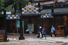 Những vị khách quốc tế đầu tiên tham quan Đại Nội Huế sáng 4/11, khi nơi này mở cửa trở lại sau các đợt lũ lớn. (Ảnh: Nguyên Lý/TTXVN)