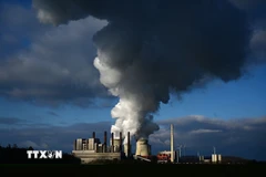 Khói thải bốc lên tại nhà máy điện than RWE ở Neurath, miền Tây Đức. (Ảnh: Getty Images/TTXVN)