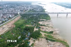 Công viên công cộng Phú Thượng sẽ trở thành điểm nhấn cảnh quan của khu vực ven sông Hồng, góp phần hoàn thiện không gian đô thị, cải thiện môi trường sống và tạo thêm không gian văn hóa, vui chơi, thể dục thể thao cho người dân khu vực phía Bắc Thủ đô. (Ảnh: Quốc Khánh/TTXVN)