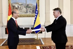 Đại sứ Bùi Lê Thái trình Thư ủy nhiệm lên Chủ tịch Hội đồng Tổng thống Bosnia & Herzegovina Željko Komšić. (Ảnh: VOV)