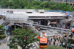 Lực lượng cứu hộ và cứu hỏa làm nhiệm vụ tại hiện trường vụ sập một phần cầu vượt ở phía Tây thủ đô Seoul, Hàn Quốc ngày 26/5/2026. (Ảnh: Yonhap/TTXVN)