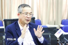 Phó giáo sư, Tiến sỹ Neak Chandarith - Viện trưởng Viện Nghiên cứu Quốc tế và Hành chính công (IISPP), Đại học Hoàng gia Phnom Penh (RUPP), trả lời phỏng vấn phóng viên TTXVN tại Campuchia. (Ảnh: Hoàng Minh/TTXVN)