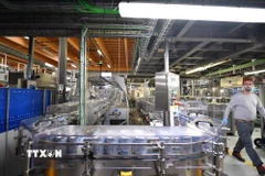 Dây chuyền sản xuất sữa tại nhà máy của Tập đoàn Nestle ở Konolfingen, Thuỵ Sĩ. (Ảnh: THX/TTXVN)