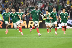 Tiền đạo Julian Quinones (giữa) của Mexico ăn mừng cùng đồng đội sau pha ghi bàn trong trận gặp Ecuador. (Ảnh: THX/TTXVN phát)