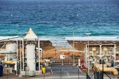 Hình ảnh một nhà máy khử muối ở thành phố cảng Sur của Oman. (Ảnh: AFP)