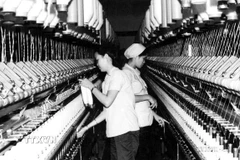 Giai đoạn 1975-1986, Đảng lãnh đạo cả nước thực hiện hai kế hoạch phát triển kinh tế-xã hội là Kế hoạch 5 năm lần thứ hai (1976-1980) và Kế hoạch 5 năm lần thứ ba (1981-1985), khắc phục từng bước những hậu quả nặng nề của chiến tranh. Trong ảnh: Công nhân xưởng dệt Vinatexco chủ động khôi phục lại sản xuất từ tháng 10/1975. (Ảnh: Tư liệu/TTXVN phát)