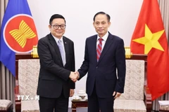 Bí thư Trung ương Đảng, Bộ trưởng Bộ Ngoại giao Lê Hoài Trung tiếp Tổng Thư ký ASEAN Kao Kim Hourn. (Ảnh: Minh Đức/TTXVN)