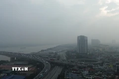 Hà Nội sáng sớm có sương mù. (Ảnh: Phan Phương/TTXVN)