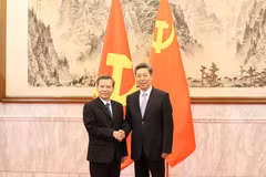 Trưởng Ban Nội chính Trung ương Lê Minh Trí (trái) và Bí thư Ủy ban Chính pháp Trung ương Đảng Cộng sản Trung Quốc Trần Văn Thanh. (Ảnh: Công Tuyên/TTXVN)