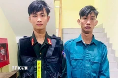 Đối tượng Nguyễn Phạm Hoàng Dương (trái) và Nguyễn Thuận Quý (phải). (Ảnh TTXVN phát)