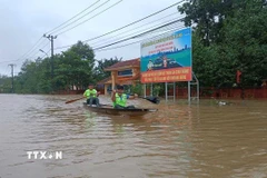 Khu dân cư Hương Toàn, phường Kim Trà, vẫn còn ngập sâu trong nước. (Ảnh: Hải Âu/TTXVN)