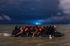 Người di cư vượt eo biển Manche vào ban đêm. (Ảnh: AFP/Getty images)