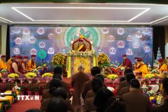 Bà con Phật tử tại LB Nga tại Đại Pháp hội cầu nguyện quốc thái dân an. (Ảnh: Tâm Hằng/TTXVN)