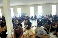 Lực lượng chức năng tỉnh Banteay Meanchey, Campuchia, đột kích tòa nhà được dùng cho hoạt động lừa đảo trực tuyến tại thành phố Poipet, bắt giữ hơn 270 đối tượng, thu giữ nhiều vật chứng. (Ảnh: AKP/TTXVN phát)