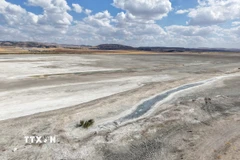 Hồ Mogan ở Ankara, Thổ Nhĩ Kỳ khô cạn do hạn hán, ngày 5/9/2025. (Ảnh: THX/TTXVN)