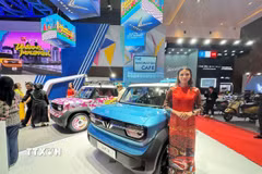 Mẫu xe Vinfast VF3 trình diễn tại buổi ra mắt tại Indonesia. (Ảnh: TTXVN phát)