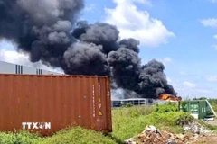 Khói lửa bùng phát dữ dội trong vụ cháy khu công nghiệp Tân Phú Trung. (Ảnh TTXVN phát)