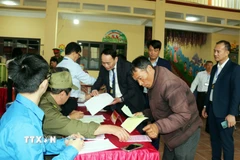 Cử tri bầu cử tại khu vực bỏ phiếu số 2, phường Hồng Châu, Hưng Yên. (Ảnh: Nguyễn Công Hải/TTXVN)