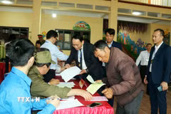 Cử tri bầu cử tại khu vực bỏ phiếu số 2, phường Hồng Châu, Hưng Yên. (Ảnh: Nguyễn Công Hải/TTXVN)