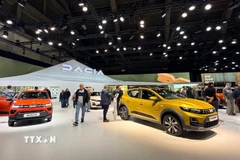 Nhiều mẫu xe hybrid được giới thiệu tại triển lãm. (Ảnh: Hương Giang/TTXVN)