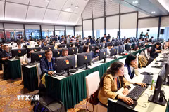 Phóng viên, biên tập viên tác nghiệp, đưa tin trực tiếp tại khu vực Trung tâm báo chí Đại hội XIV của Đảng (1/2026). (Ảnh: TTXVN)