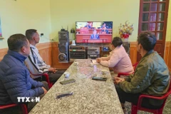 Người dân thôn Việt Yên, xã Thanh Yên theo dõi truyền hình trực tiếp Đại hội XIV của Đảng. (Ảnh: TTXVN phát)