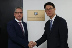 Ông Ariel Lorenzo Rodriguez (trái) và ông Lee Joo-il trong buổi lễ khánh thành tấm biển trước lễ khánh thành chính thức Đại sứ quán Cuba tại Seoul, ngày 10/6. (Ảnh: Yonhap)
