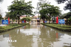 Khuôn viên trường THCS An Ninh (xã Trường Ninh, Quảng Trị) vẫn bị ngập sâu khoảng 0,3m. (Ảnh: Tá Chuyên/TTXVN)