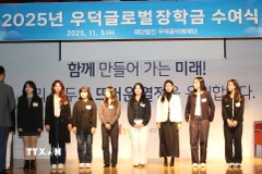 Ông Lee Jeong Yeol, Giám đốc Quỹ Wooduk Yoon Duk Byung Hàn Quốc trao học bổng cho sinh viên. (Ảnh: Đức Thắng/TTXVN)