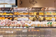 Người tiêu dùng mua sắm tại siêu thị ở Berlin, Đức. (Ảnh: THX/TTXVN)