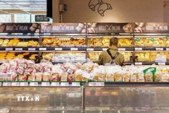 Người tiêu dùng mua sắm tại siêu thị ở Berlin, Đức. (Ảnh: THX/TTXVN)