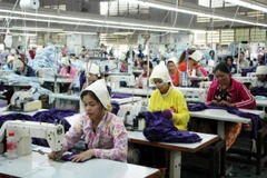 Dây chuyền may mặc tại Campuchia. (Ảnh: Xuân Khu/TTXVN)